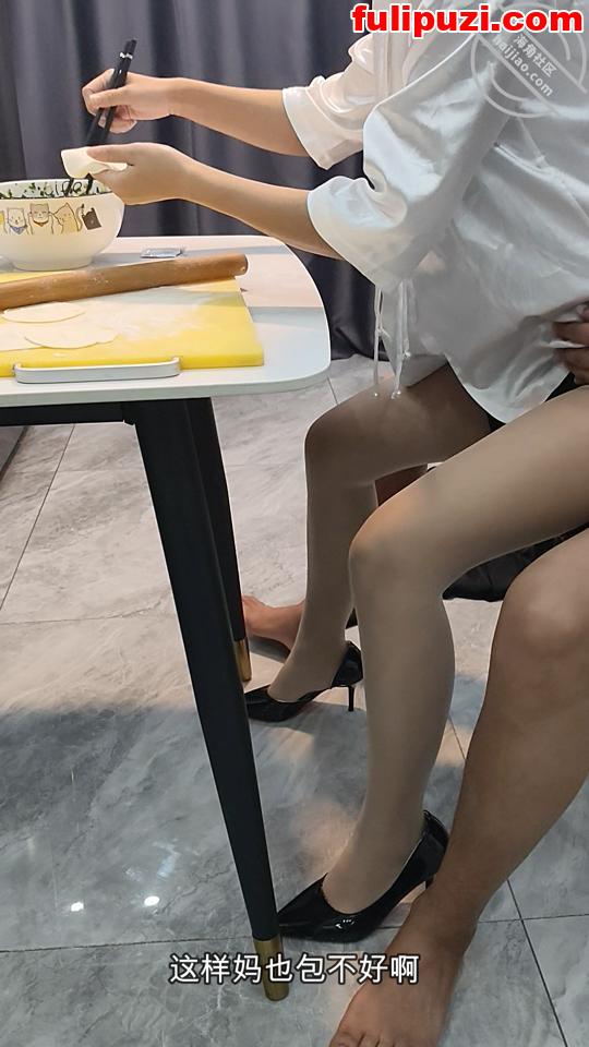 海角【相依为命的母子】乱伦合集 妈妈边包饺子边坐在我的鸡巴上扭动【100P+6V/1.57G】