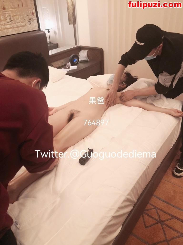 推特极品夫妻【Guoguodediema】绝版福利 娇妻酷爱露出放尿真空勾引老大爷【652P+58V/639M】
