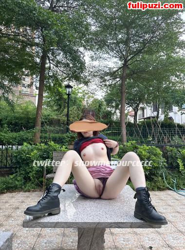 推特极品反差小母狗女友【DecZovec】 蜜桃臀完美胸型四处露出发骚【281P+7V/152M】