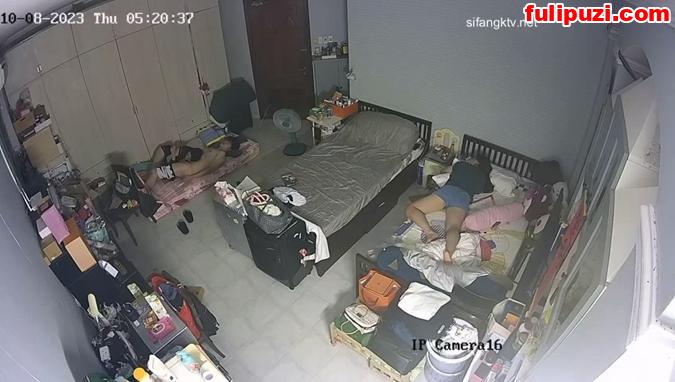 破解摄像头偷拍！姐姐带男友回家当着妹妹的面帮男友口爆妹妹尴尬转身睡【1V/344M】