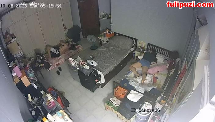 破解摄像头偷拍！姐姐带男友回家当着妹妹的面帮男友口爆妹妹尴尬转身睡【1V/344M】