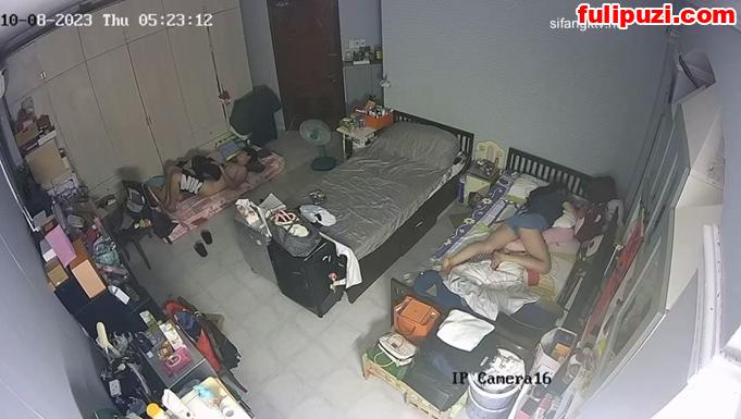 破解摄像头偷拍！姐姐带男友回家当着妹妹的面帮男友口爆妹妹尴尬转身睡【1V/344M】